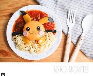 Li Ming transforme les spaghetti en pokeball avec Pikachu à l'intérieur
