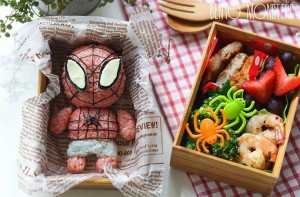 Spidermandans une lunchbox à part avec des légumes en forme d'araignées !