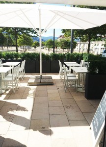 une jolie terrasse est également disponible pour les beaux jours