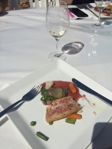 Plat chaud poisson : filet de rouget avec éclats de poutargue, printanière de légumes