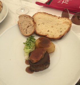 plat chaud viande : fondant de paleron de boeuf façon rossini pommes de terre des sables bio à la boulangère