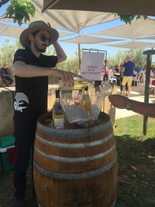Les vignerons ont accompagnés les promeneurs tout au long de la balade en leur présentant leur vin, disponible en fin de parcours au prix caveau