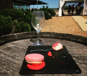 dessert : macaron fraise Gariguette et crémeux citron vert crème glacée fraise Tagada