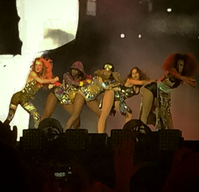 Beyoncé et ses danseuses sur Flawless