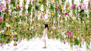 Une forêt de fleurs suspendues qui créent un dôme au dessus de la tête des visiteurs