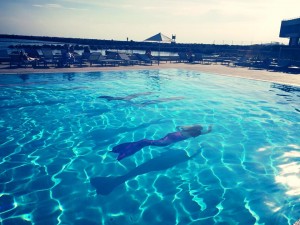 Sirènes by Perle Events cous accueille à l'Hôtel Pullman de Marseille dans une piscine mi eau douce mi salée