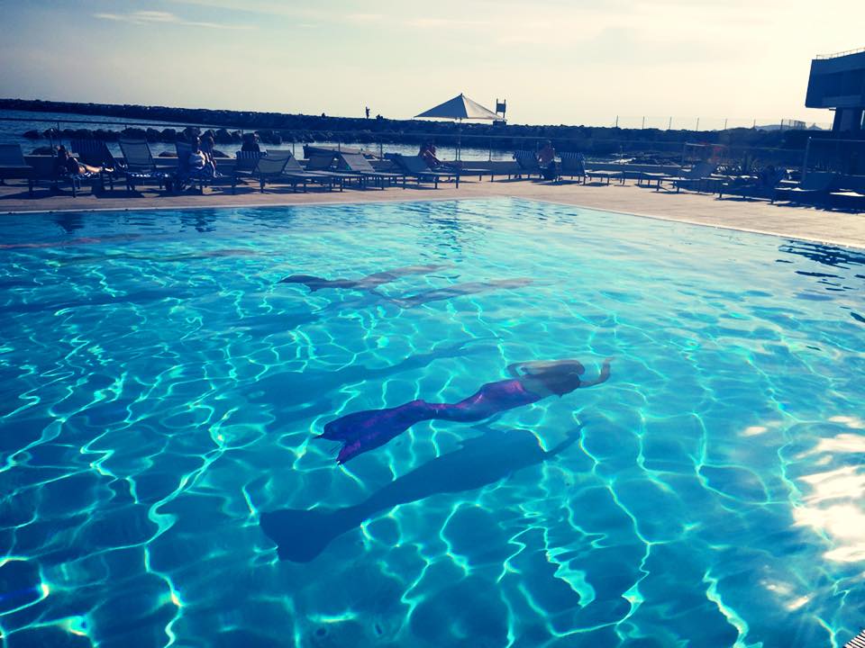 Sirènes by Perle Events cous accueille à l'Hôtel Pullman de Marseille dans une piscine mi eau douce mi salée