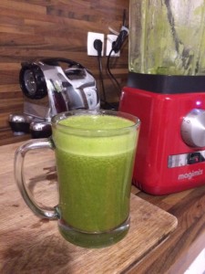 Un jus vert pour se sentir bien composé de poivrons rouges et vert, fenouil, épinards, clémentine et ananas !