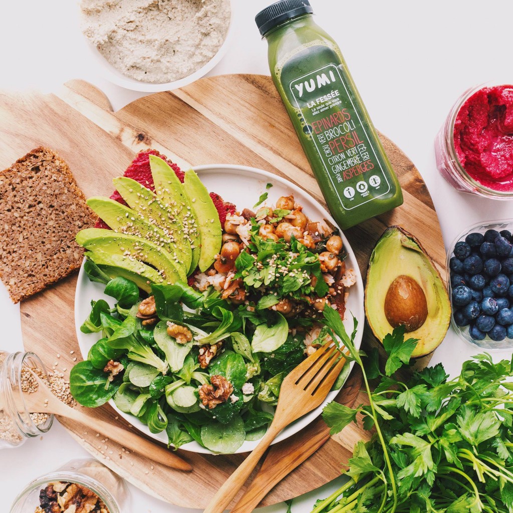 Yumi propose des jus de légumes et de fruits comme son jus La Fessée, composée de plus d’un demi kilo de légumes verts pressés dans chaque bouteille. Une pépite alcalinisante qui va vous rendre accro.