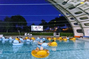Du 1er au 30 août 2020, Montpellier Méditerranée Métropole vous propose de venir profiter d'une séance de cinéma en plein air et même à la fraîche dans une piscine !