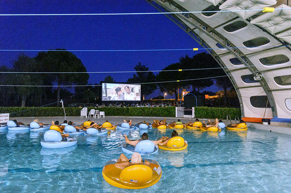 Du 1er au 30 août 2020, Montpellier Méditerranée Métropole vous propose de venir profiter d'une séance de cinéma en plein air et même à la fraîche dans une piscine !