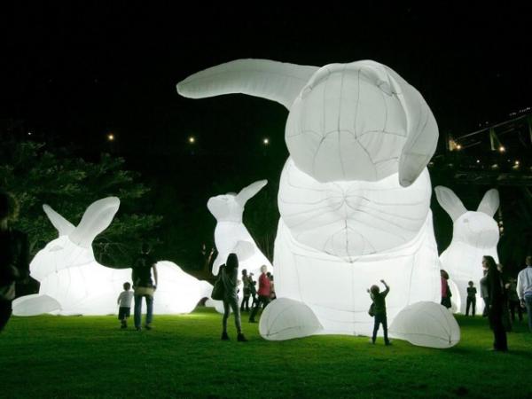 Intrude nous invite à une spectaculaire invasion de lapins dans le parc Montcalm. Poétiques et inoffensifs ces lapins ont été créés et conçus par l’artiste australienne Amanda Parer.