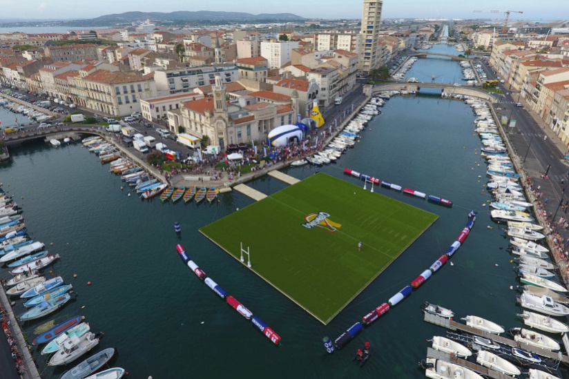 Pour la première fois, des rugbymen vont se disputer un ballon ovale sur un terrain flottant !