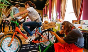 De manière ludique et participative, enfants et parents sont invités à goûter de nouvelles saveurs, prendre plaisir à cuisiner et apprécier les produits frais et locaux.