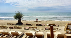 Déjeuner sur la plage pendant que les enfants vont s'amuser sur le sable