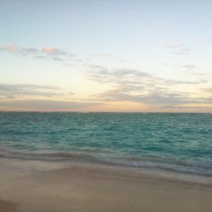 plage de sable blanc et eau turquoise, les vacances aux paradis