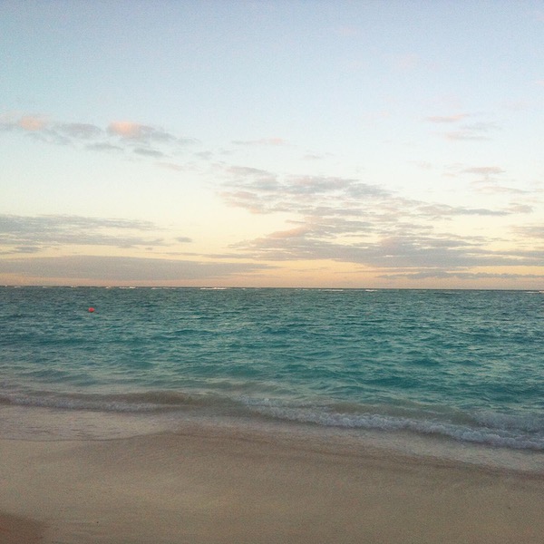 plage de sable blanc et eau turquoise, les vacances aux paradis