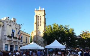 Tout le monde aime se retrouver sur la place du village pour partager un verre de vin et grignoter quelques spécialités