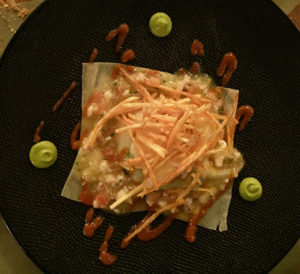 l'entrée du menu à 45€ : hoummos et courgette au basilic en raviole ouverte froide et calamars grillés