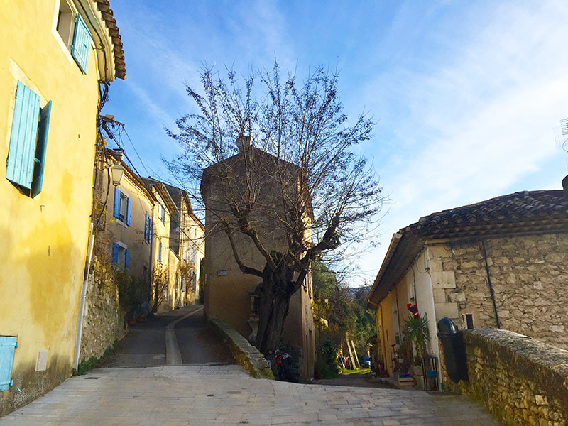 balades dans les petites rues provençales de Ménerbes
