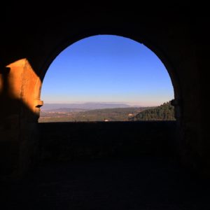 Ménerbes et ses vues panoramiques sur les montagnes