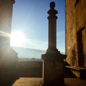 Balade dans les rues de Ménerbes sous le soleil