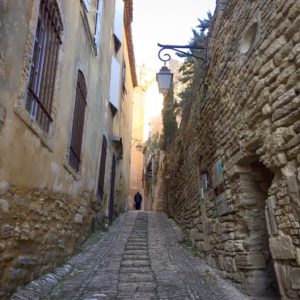 Les petites rues en pente pavées de pierres de Gordes